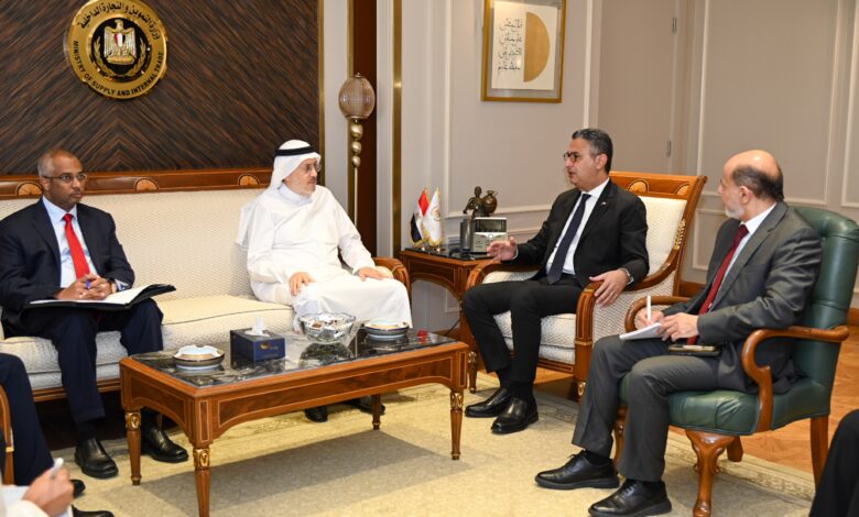 مليارات الدولارات لتأمين “رغيف الخبز” والسلع الأساسية: تفاصيل اجتماع وزير التموين مع “تمويل التجارة
