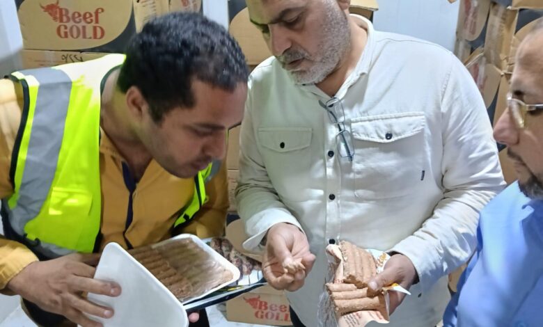 الحملات مستمرة.. بيطري القليوبية يضبط 850 كجم مصنعات لحوم غير مطابقة للمواصفات الحملات مستمرة.. بيطري القليوبية يضبط 850 كجم مصنعات لحوم غير مطابقة للمواصفات