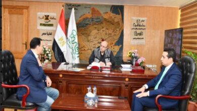 محافظ الفيوم يناقش مع المصرية للاتصالات خطة تطوير البنية الرقمية وتعميم الإنترنت فائق السرعة