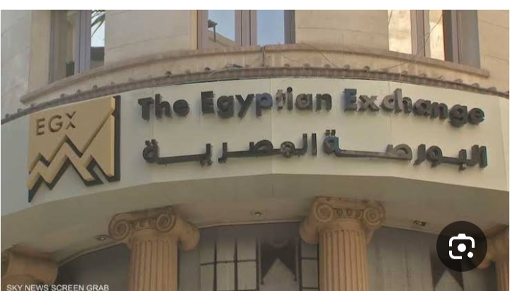 البورصة المصرية تُقلّص خسائرها وEGX30 يستعد لاختبار قمته مجددًا