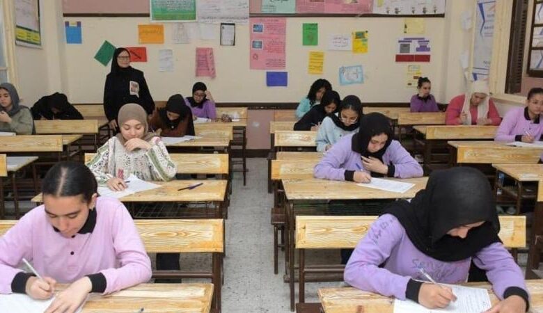 غرف العمليات تتابع لحظة بلحظة.. «المحمول» ممنوع داخل لجان الشهادة الإعدادية بالمحافظات غرف العمليات تتابع لحظة بلحظة.. «المحمول» ممنوع داخل لجان الشهادة الإعدادية بالمحافظات