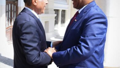 وزير الخارجية: نؤكد على موقف مصر الثابت الداعم لوحدة السودان وسيادته وسلامة أراضيه وأضاف المتحدث الرسمي أن الوزير عبد العاطي أكد خلال اللقاء موقف مصر الثابت الداعم لوحدة السودان وسيادته وسلامة أراضيه ومؤسساته الوطنية، ورفض إنشاء أي كيانات موازية، مشدداً على أهمية التوصل إلى هدنة إنسانية تمهد لوقف مستدام لإطلاق النار واستئناف العملية السياسية، مع ضمان النفاذ الإنساني إلى المناطق المتضررة، واحترام مبدأ الملكية السودانية للحل السياسي، والتأكيد على أهمية جهود الرباعية الدولية لدعم الاستقرار وإنهاء الصراع. وأوضح المتحدث الرسمي أن وزير الخارجية السوداني أعرب من جانبه عن تقدير بلاده للدعم الذي تقدمه مصر للسودان على مختلف المستويات، مثمناً المواقف المصرية الداعمة لوحدة السودان واستقراره، كما استعرض الجهود التي تبذلها الحكومة السودانية للتعامل مع التحديات الراهنة، مؤكداً الحرص على مواصلة التنسيق والتشاور مع مصر خلال المرحلة المقبلة بما يخدم مصالح البلدين والشعبين الشقيقين.
