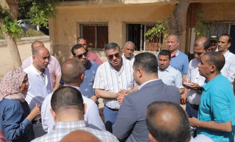محافظ قنا خلال زيارة مستشفى نقادة يحيل مديرها للتحقيق