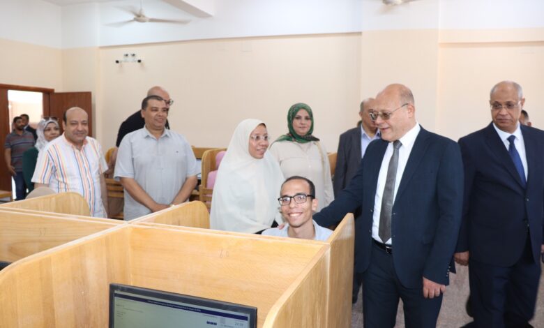 رئيس جامعة سوهاج يتفقد سير أعمال امتحانات الفصل الدراسي الثاني بمنظومة الاختبارات الإلكترونية