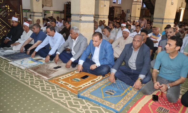 محافظ سوهاج يؤدي صلاة الجمعة بمسجد الشهيد عبد المنعم رياض