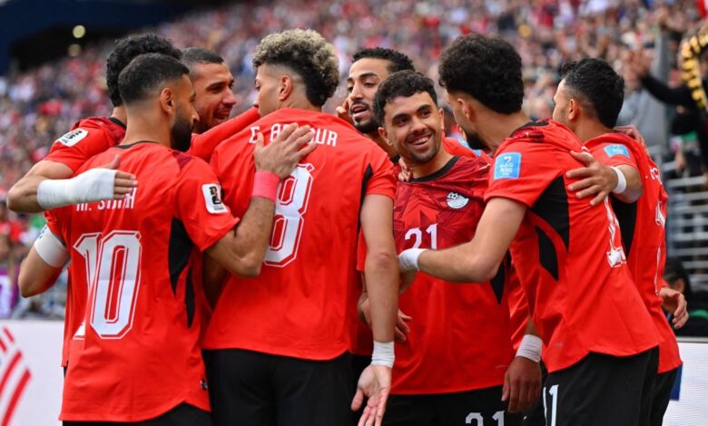 بعد الصعود لدور ال٣٢ بكأس العالم للمرة الاولي وزير الرياضة يهنيء المنتخب المصري بعد التأهل التاريخي 