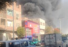 عاجل | اندلاع حريق بمركز صيانة سيارات وصعود كثيف لأعمدة الدخان