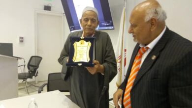 الجندى أبو المكارم الذى أسر القائد عساف ياجور ى وسلمه للضابط يسرى عمارة الجندى أبو المكارم الذى أسر القائد عساف ياجور ى وسلمه للضابط يسرى عمارة