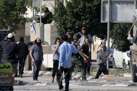مستوطنون يهاجمون منزلا ويحطمون 4 مركبات بالضفة الغربية مستوطنون يهاجمون منزلا ويحطمون 4 مركبات بالضفة الغربية
