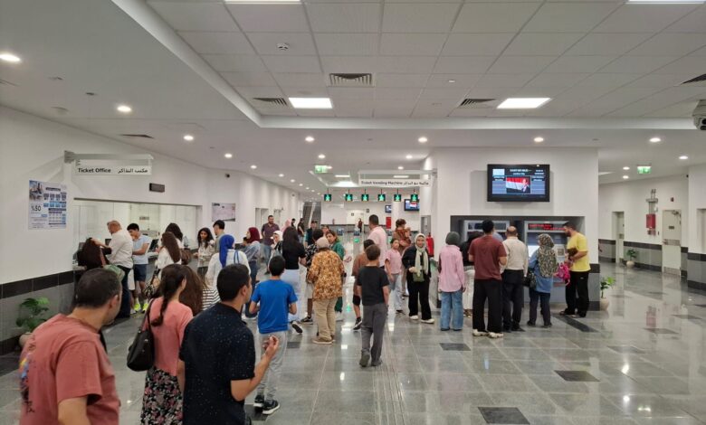 إقبال كبير من المواطنين على مونوريل شرق النيل إقبال كبير من المواطنين على مونوريل شرق النيل