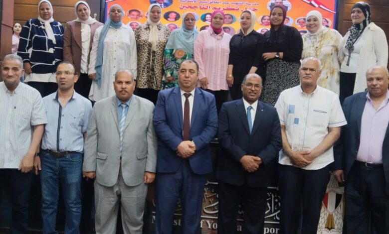 الصعيدي يكرّم المعلمات و المعلمين المتميزين بمدرسة الشهيد عبد الخالق نبيل الابتدائية الصعيدي يكرّم المعلمات و المعلمين المتميزين بمدرسة الشهيد عبد الخالق نبيل الابتدائية