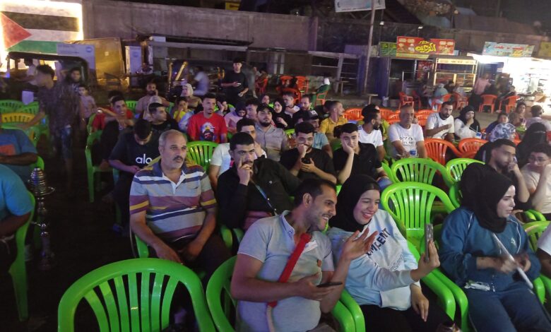 المصريون يترقبون مواجهة مصر ونيوزيلندا.. والمقاهي تكتظ بالجماهير قبل ساعات من انطلاق المباراة المصريون يترقبون مواجهة مصر ونيوزيلندا.. والمقاهي تكتظ بالجماهير قبل ساعات من انطلاق المباراة