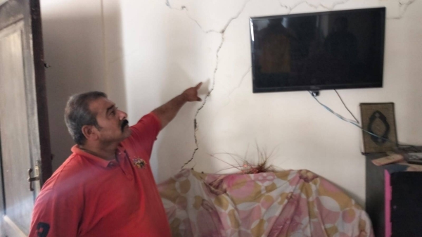 محافظ بني سويف يتفقد عمارتين بعد شكوى وجود تصدعات بهما محافظ بني سويف يتفقد عمارتين بعد شكوى وجود تصدعات بهما