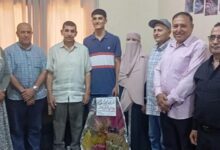 مديرعام فاقوس التعليمية يزور الطالب المتفوق ووفد مرافق له بالشرقية