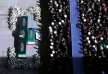 في غياب الأبن.. جثمان علي خامنئي يوارى الثرى