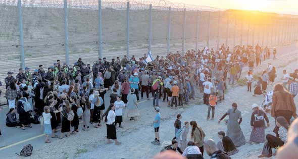 الاحتلال الإسرائيلي يصعد استهداف الوجود الفلسطيني في الضفة والقدس الاحتلال الإسرائيلي يصعد استهداف الوجود الفلسطيني في الضفة والقدس