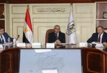 محافظ بني سويف يكرم أعضاء اللجنة الدائمة للكهرباء والطاقة بالديوان العام