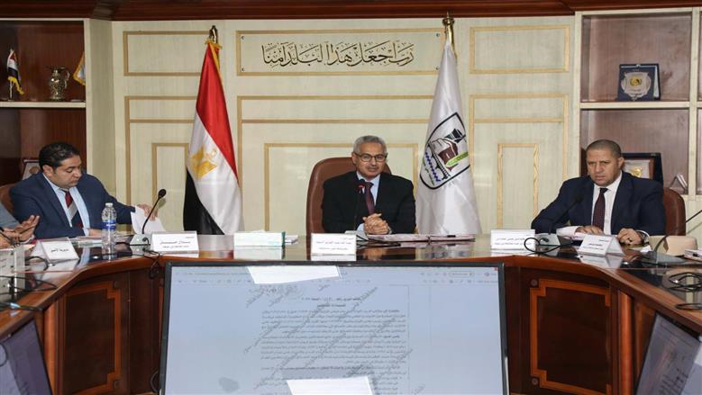 محافظ بني سويف يكرم أعضاء اللجنة الدائمة للكهرباء والطاقة بالديوان العام محافظ بني سويف يكرم أعضاء اللجنة الدائمة للكهرباء والطاقة بالديوان العام