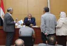 محافظ بني سويف يوجه بسرعة حل مشاكل المواطنين