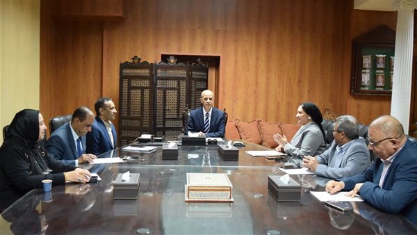 رئيس جامعة بني سويف يجتمع مع رؤوساء “شعب اللغات والبرامج الجديدة والتعلم المدمج”