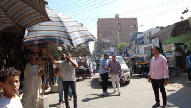 حملة مكبرة بشوارع اخميم تسفر عن إغلاق 4 محال مخالفة بالشمع الاحمر وتحرير عدد ١٥ محاضر اشغال طريق