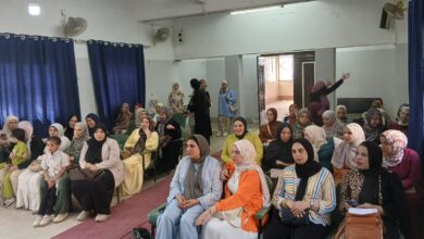 وحدات السكان بالشرقية تنفذ ٣٨ندوة توعوية لدعم الوعي المجتمعي كتب محمد يعقوب اكدت المهندسة لبنى عبدالعزيز نائبة المهندس حازم الاشمونى محافظ الشرقية أهمية استمرار عقد الندوات والإجتماعات وتنفيذ القوافل الطبية والدينية والتوعوية مما يُساهم على نشر المفاهيم الصحيحة وتقليل الآثار السلبية للزيادة السكانية دعماً لجهود الدولة في تحسين جودة الحياة. وأشارت ريهام رجب مديرة وحدة السكان بمحافظة الشرقية إلى أن الوحدة نفذت ٣٨ ندوة توعوية خلال شهر يونيو لمبادرات وحدة السكان لدعم الوعي المجتمعي لأبناء المحافظة وذلك ضمن سلسلة من اللقاءات والفعاليات والمتنوعة وذلك تحت إشراف وحدة السكان المركزية بوزارة التنمية المحلية والبيئة وبالتنسيق مع المديريات الخدمية التضامن الاجتماعي و الشباب والرياضة والطب البيطري و الصحة و الأوقاف و مكتبة مصر العامة و وحدات تكافؤ الفرص و حماية الطفل و حقوق الإنسان وجامعة الزقازيق و فرع ثقافة الشرقية والمجلس القومي للمرأة أضافت مديرة وحدة السكان أن الأنشطة استهدفت رفع مستوى الوعي بقضايا الصحة الإنجابية وتنظيم الأسرة وتمكين المراهقين والشباب من الجنسين وزيادة نسب الإلتحاق بالتعليم قبل الجامعي وتعزيز دور المرأة في حماية الأسرة واستقرارها ودعم المشاركة المجتمعية في مجالات البيئة والتنمية المستدامة حيث تم تنفيذ ٤ ندوات لمبادرة “شبابنا مستقبلنا “بمراكز حي أول الزقازيق و بلبيس و الزقازيق و فاقوس وتنفيذ ٦ ندوات لمبادرة حروف من نور بمراكز ابو حماد و ديرب نجم و فاقوس و مركز الزقاريق والحسينية و حي ثان الزقازيق كما تم تنفيذ ٦ ندوات لمبادرة حلها في تدويرها بمراكز الحسنيه و أولاد صقر و مركز الزقازيق و حي اول الزقازيق و حي ثان الزقازيق و ابو حماد وقالت تم تنفيذ ٣ ندوات لمبادرة موضوع يهمنا بمراكز الحسينية و بلبيس تنفيذ ٣ ندوات لمبادرة ثقافتنا في معرفتنا بمراكزديرب نجم و أولاد صقر و بلبيس كما تم تنفيذ ٥ ندوات لمبادرة صحتك تهمنا بمراكز فاقوس و بلبيس و ديرب نجم بالاضافة الى تنفيذ ٦ ندوات لمبادرة يلا نشتغل بمراكز فاقوس و ديرب نجم و بلبيس وأبو حماد و أولاد صقر و الحسينيةوكذلك تنفيذ ٥ ندوة لمبادرة تحدث معه بمراكز حي اول الزقازيق و حي ثان الزقازيق و أبوحماد و فاقوس وديرب نجم أكد المهندس حازم الأشموني محافظ الشرقية أن التوسع في المبادرات والأنشطة التوعوية يعكس إهتمام الدولة ببناء وعي حقيقي داخل الأسرة المصرية قائلاً أن الإستثمار في الإنسان هو الطريق المختصر لتحقيق تنمية مستدامة وشاملة يشعر بها المواطن على أرض الواقع.