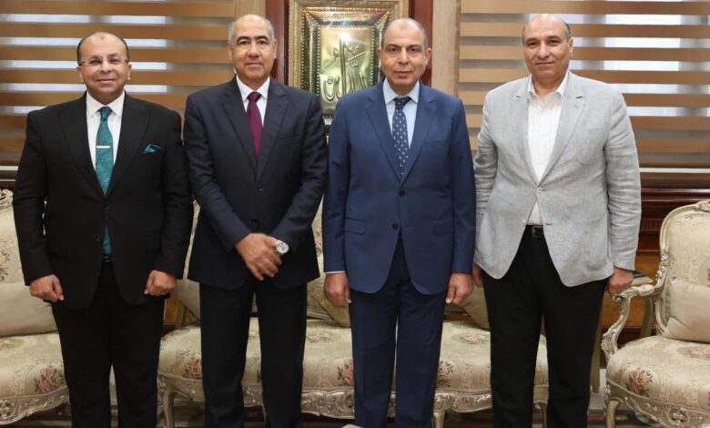 محافظ المنيا يلتقي وفد هيئة النيابة الإدارية لبحث تعزيز التعاون المشترك وضبط الأداء المالي والإداري
