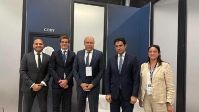 وزير الطيران المدني يواصل لقاءاته بمعرض فارنبره الدولي للطيران