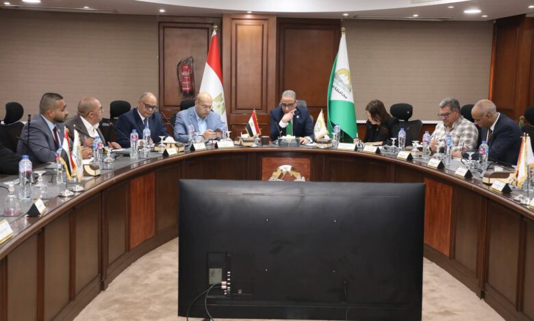 محافظ الجيزة يبحث مع نواب السادس من أكتوبر والشيخ زايد والواحات البحرية احتياجات المواطنين