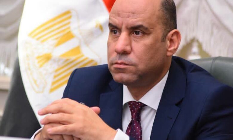 وزير العمل يتابع حادث انقلاب سيارة تقل عمالًا بالمنيا
