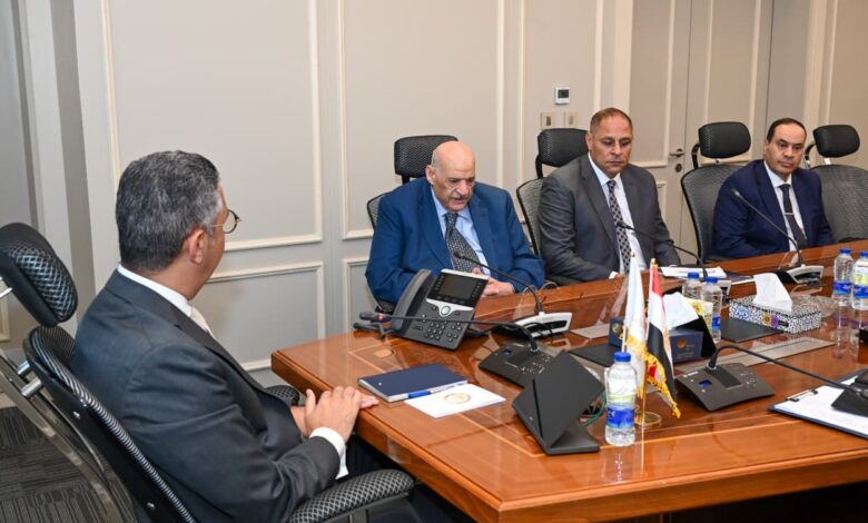 وزير التموين والتجارة الداخلية يلتقي رئيس الشعبة العامة للمخابز لمتابعة انتظام عمل المخابز البلدية المدعمة 