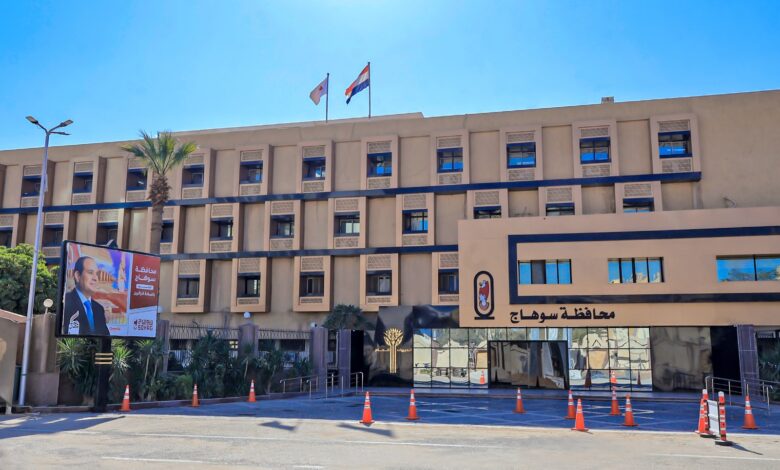 محافظ سوهاج يعلن بدء تطبيق حزمة تيسيرات جديدة لتراخيص المحال العامة بتخفيضات 50%