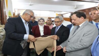 محافظ بني سويف يتفقد المعرض السنوي لتوزيع الزي المدرسي للأسر الأكثر احتياجًا