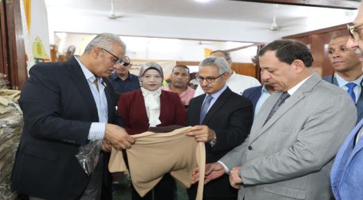 محافظ بني سويف يتفقد المعرض السنوي لتوزيع الزي المدرسي للأسر الأكثر احتياجًا