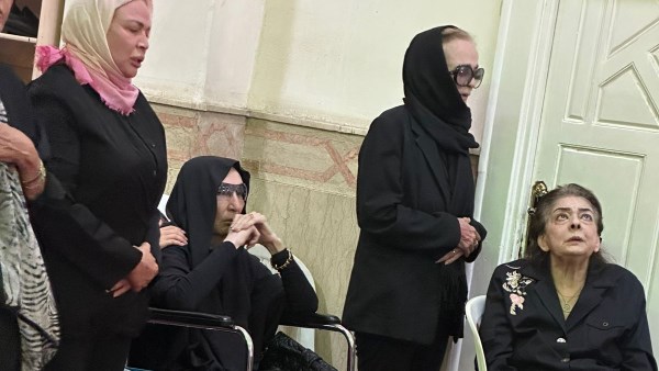 انهيار نجلاء فتحى بجنازة ابنتها وسط غياب نجوم الوسط انهيار نجلاء فتحى بجنازة ابنتها وسط غياب نجوم الوسط