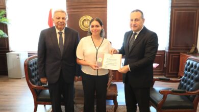 وزير التعليم العالى يكرم فتاة مول «أرابيلا بلازا»