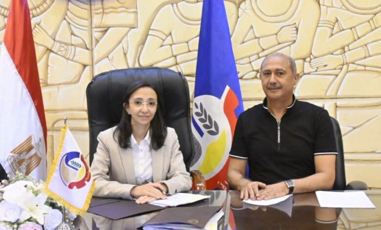 محافظ البحيرة تعقد لقاءها الدوري مع أعضاء مجلسي النواب والشيوخ محافظ البحيرة تعقد لقاءها الدوري مع أعضاء مجلسي النواب والشيوخ