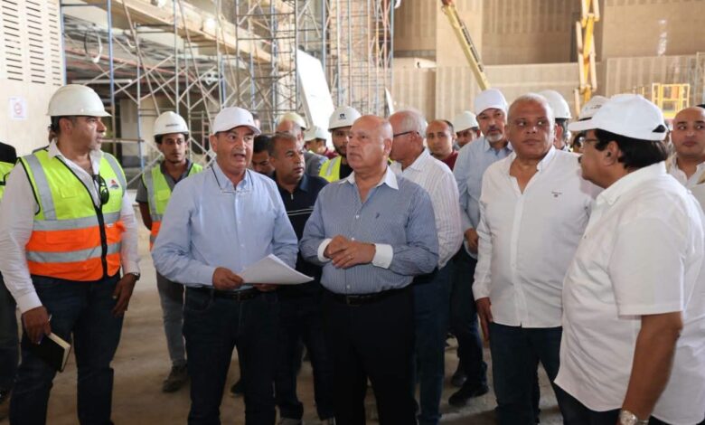 وزير النقل يتفقد الخط الاول من القطار الكهربائى السريع وزير النقل يتفقد الخط الاول من القطار الكهربائى السريع