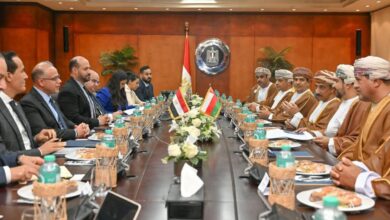 وزير الاستثمار يبحث مع رئيس الهيئة العامة للمناطق الاقتصادية بسلطنة عمان تعزيز الشراكة الاستثمارية 