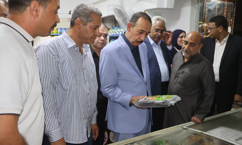 محافظ سوهاج يتفقد منفذ “مستقبل مصر” الجديد للسلع الغذائية بميدان الثقافة