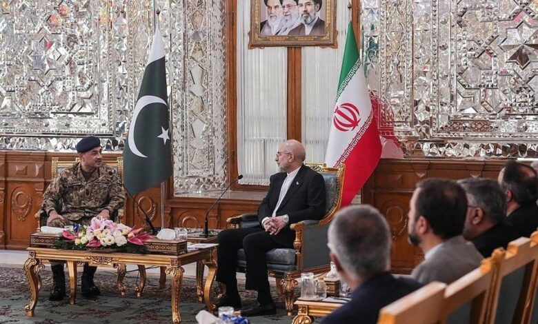 قائد الجيش الباكستاني يتحدث مع ترامب قبل زيارته إلى طهران للوساطة بين واشنطن وإيران