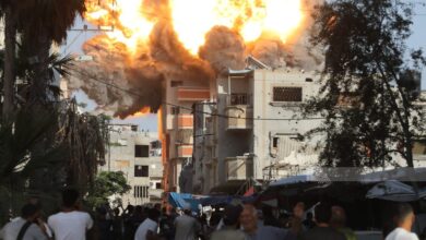 الاحتلال يستهدف شقة سكنية في مخيم النصيرات وسط غزة