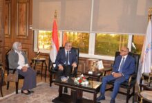 محافظ الأقصر يستقبل المدير التنفيذي للهيئة العامة للتأمين الصحي الشامل لتحسين خدمات المواطنين