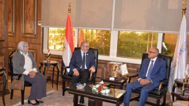 محافظ الأقصر يستقبل المدير التنفيذي للهيئة العامة للتأمين الصحي الشامل لتحسين خدمات المواطنين