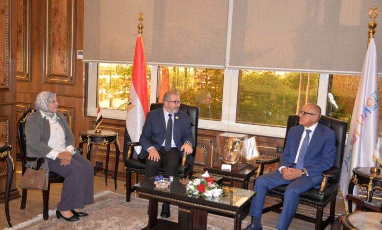 محافظ الأقصر يستقبل المدير التنفيذي للهيئة العامة للتأمين الصحي الشامل لتحسين خدمات المواطنين محافظ الأقصر يستقبل المدير التنفيذي للهيئة العامة للتأمين الصحي الشامل لتحسين خدمات المواطنين