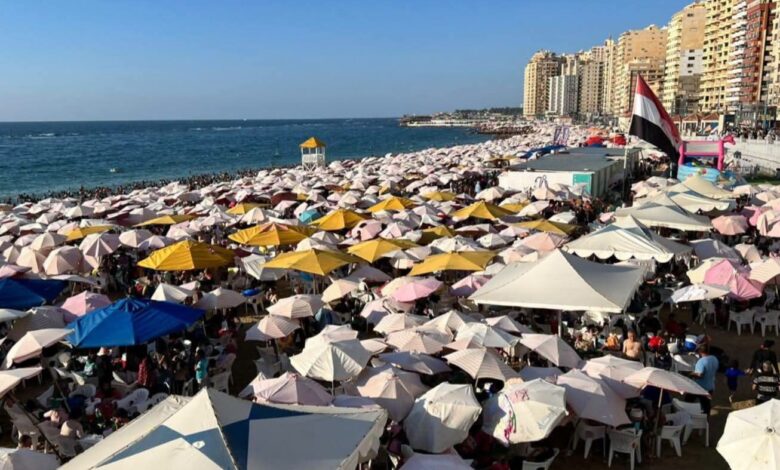 شواطئ الإسكندرية تستقبل مئات الآلاف من المصطافين فى الجمعة الأولى من أغسطس شواطئ الإسكندرية تستقبل مئات الآلاف من المصطافين فى الجمعة الأولى من أغسطس