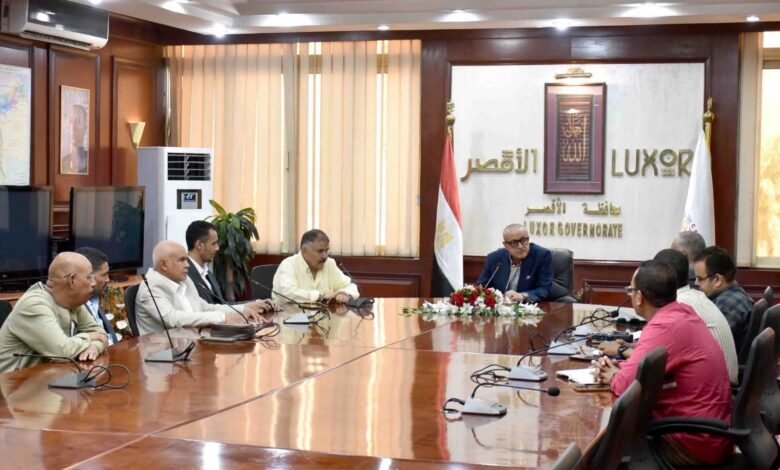 ” محافظ الأقصر” يناقش مقترحات وفد جمعية مستثمرى طيبة الجديدة لتوفير فرص عمل ” محافظ الأقصر” يناقش مقترحات وفد جمعية مستثمرى طيبة الجديدة لتوفير فرص عمل