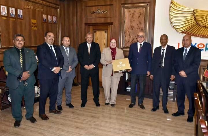 ” البنك الزراعى المصرى ” يهدى 1000قسيمة شراء مواد غذائية بقيمة 500ألف جنية لأهالى الأقصر