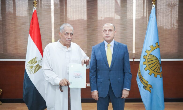 محافظ الغربية يُسلّم 4 عقود تقنين لأراضي أملاك الدولة للمستفيدين عبر المنصة الوطنية