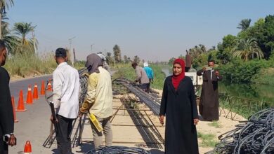 بدء أعمال الخوازيق لمعالجة انهيار الطريق الغربى السريع بقرية العضايمة بالأقصر